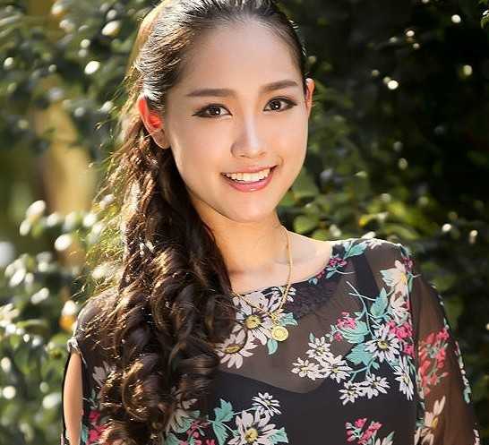 女生自然黑色卷发发型图片