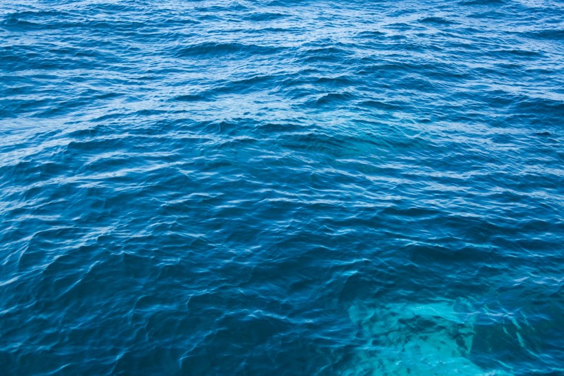 海滨透明清澈的海水图片大全