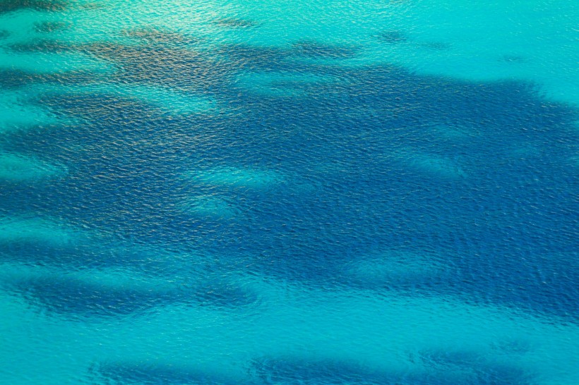 海滨透明清澈的海水图片大全