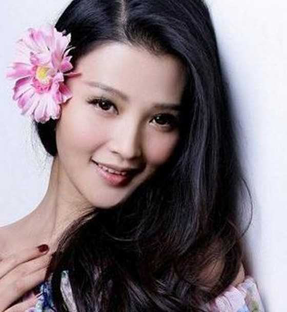 女生自然黑色卷发发型图片