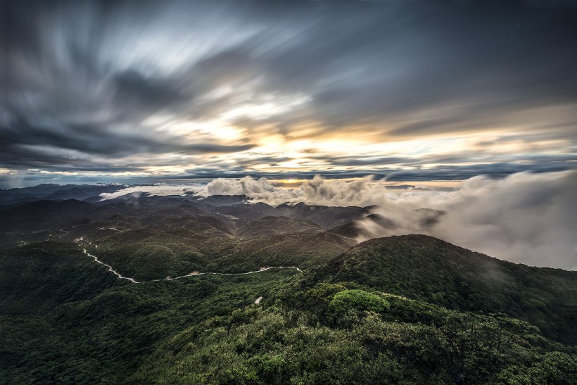 高山上美丽的云海图片