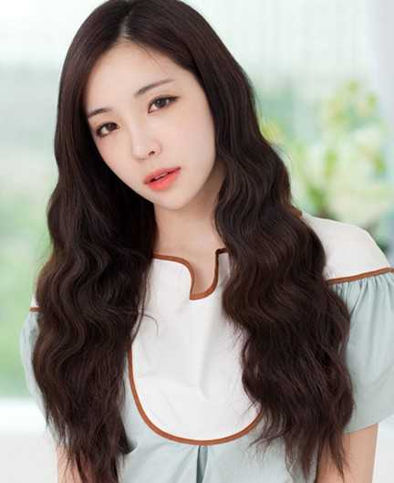 女生韩式长发大玉米烫发型图片