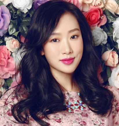 女生知性风中长大卷发型图片