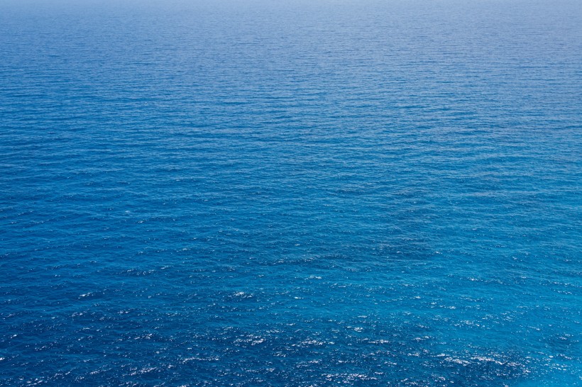 海滨透明清澈的海水图片大全