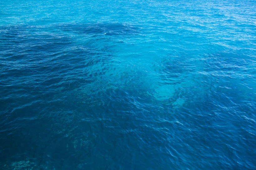 海滨透明清澈的海水图片大全