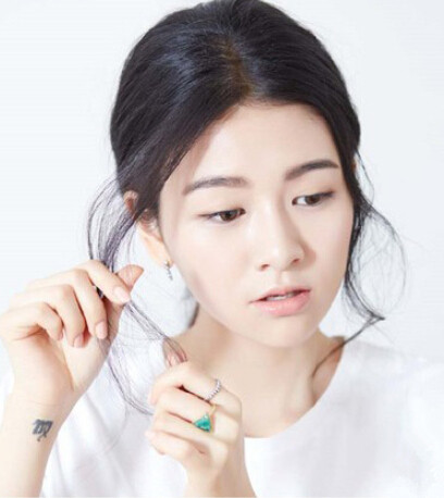 女生中分低马尾怎么扎好看图解教程